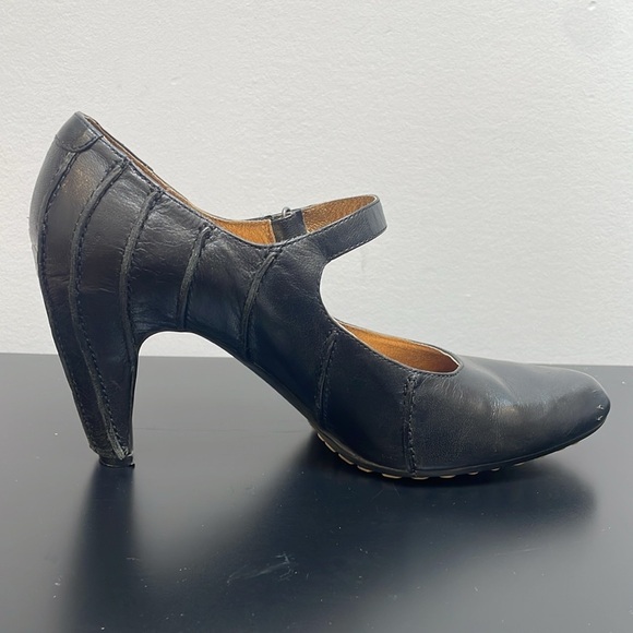 Tsubo Anush Pumps heels US8.5 black leather Velcro strap Mary Jane closed toe - Picture 6 of 11